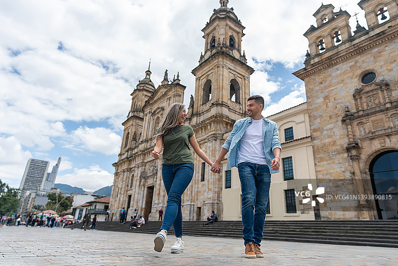 在波哥大手牵手观光的幸福情侣图片素材