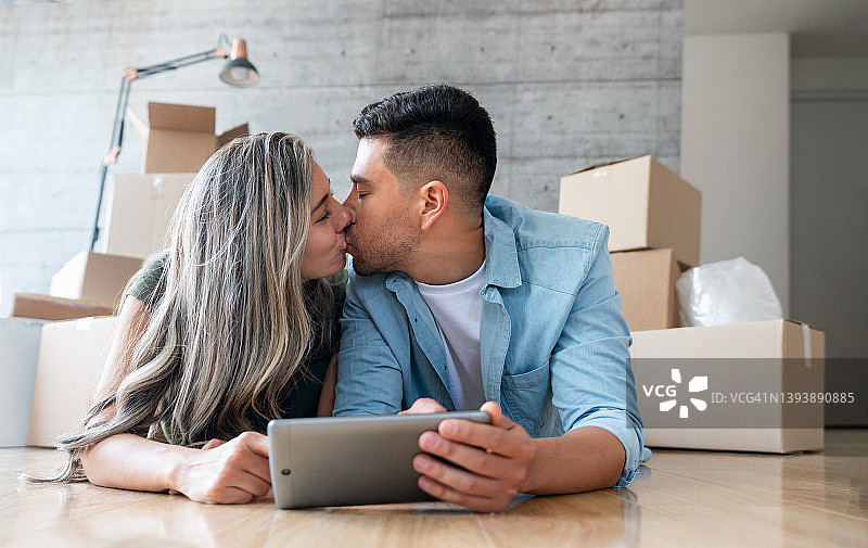 情侣搬家，在打包休息时亲吻图片素材