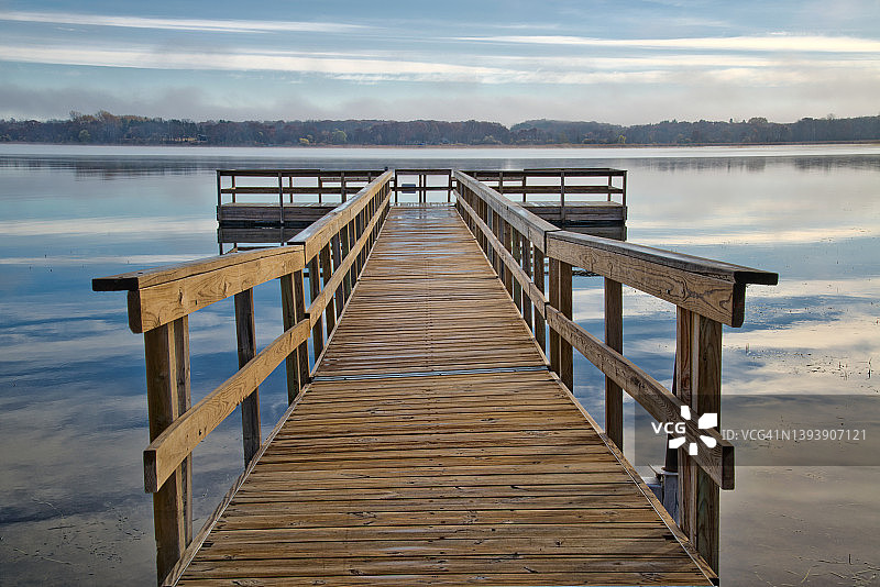 明尼苏达宁静湖畔码头图片素材