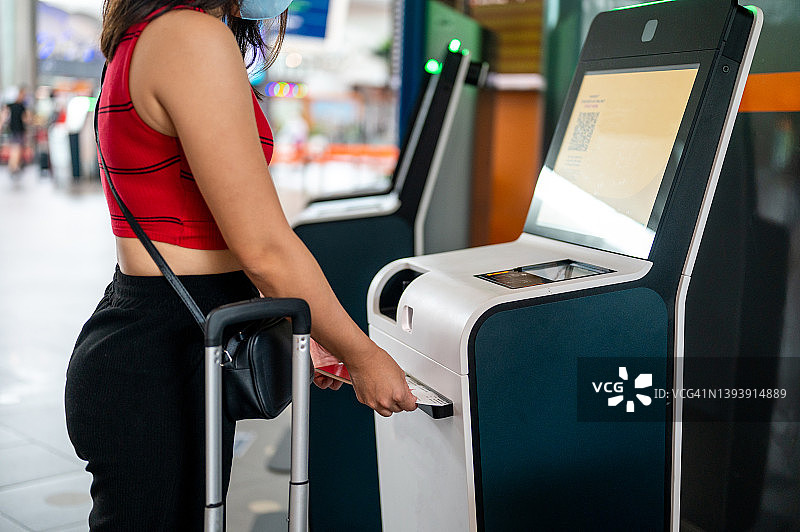 女商人在机场使用自助值机机图片素材