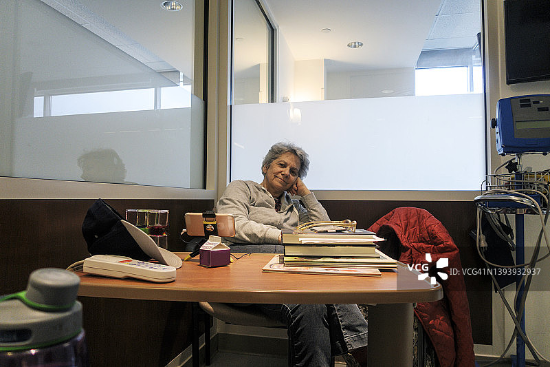 医院肿瘤化疗病房陪护人员图片素材