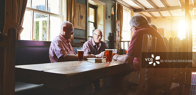 一群老年男人在酒吧里玩多米诺骨牌图片素材
