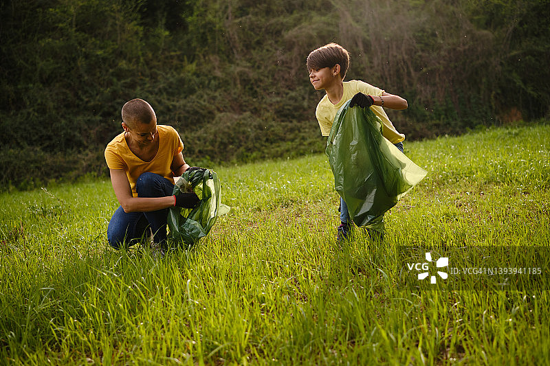 母女一起清理垃圾，保护自然环境图片素材