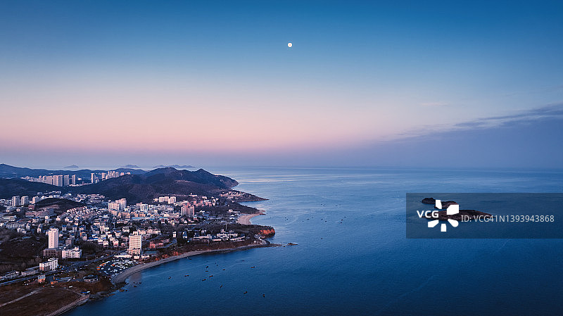 城市海岸线黄昏景色鸟瞰图片素材