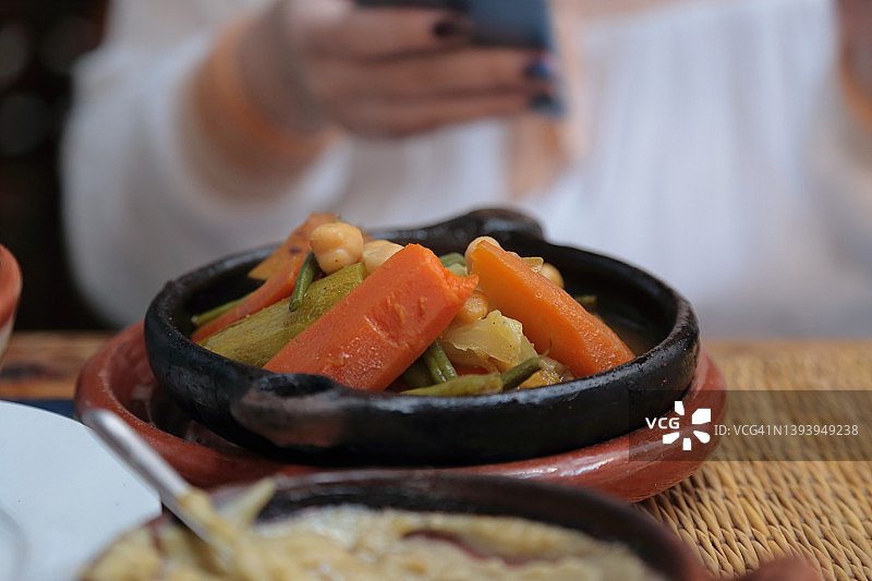 灰色陶瓷器皿摩洛哥塔吉锅图片素材