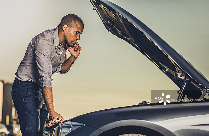 非裔美国男士在街上车辆故障后呼救图片素材