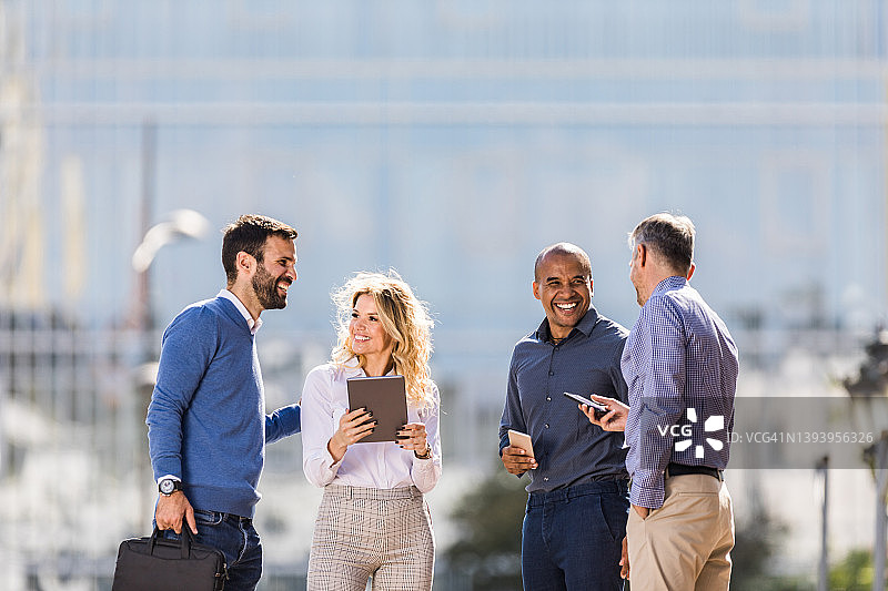 一群快乐的商业同事在街上交谈图片素材