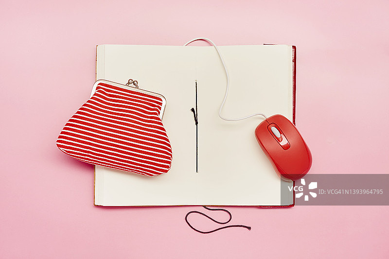 高角度拍摄空白记事本、钱包和红色电脑鼠标在粉色背景上图片素材