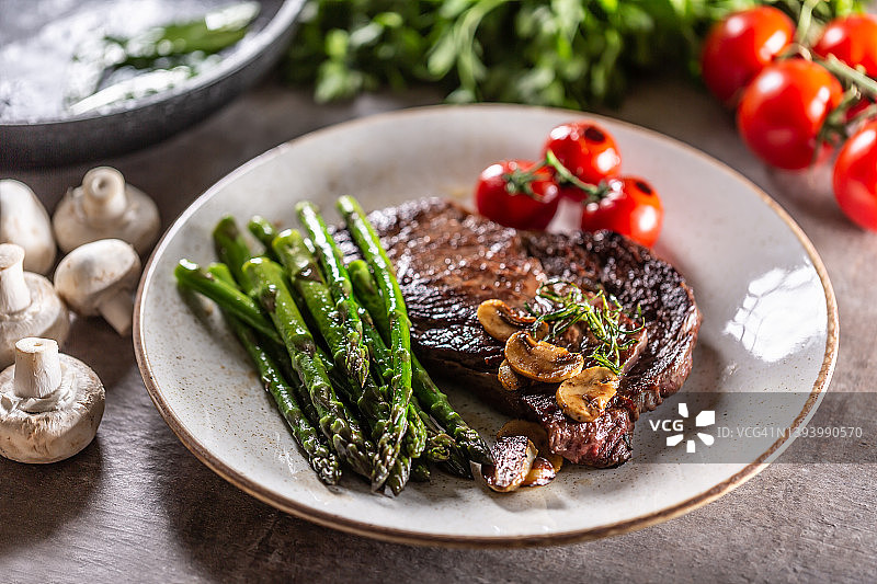 烤肋眼牛排配芦笋、番茄和蘑菇酱图片素材
