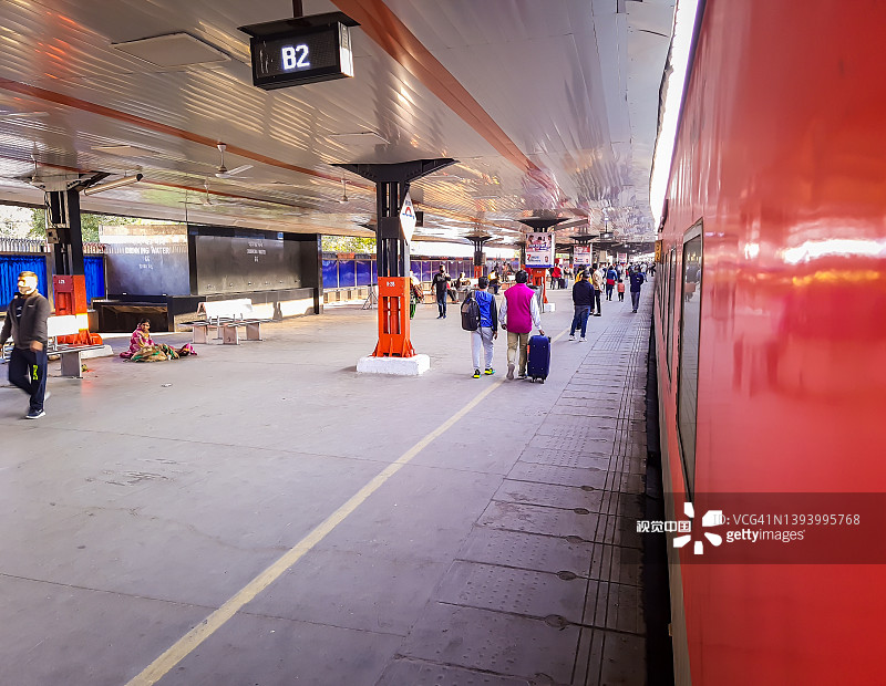 白天的火车站站台不同角度图片素材