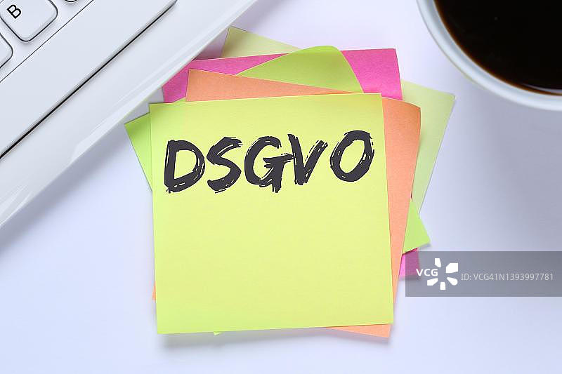 DSGVO基本数据保护条例，记事本、桌子和电脑键盘，德国斯图加特图片素材