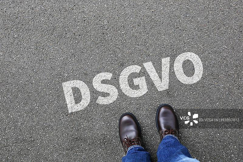 《通用数据保护条例》基本数据保护条例，街道上的DSGVO字样，前方两只脚，德国斯图加特图片素材