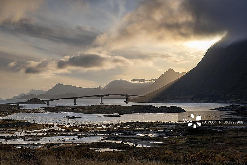 罗弗敦海岸的桥梁傍晚氛围，挪威图片素材