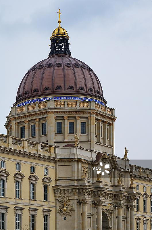 带有十字架和争议铭文的新城市宫殿圆顶，德国柏林米特区图片素材