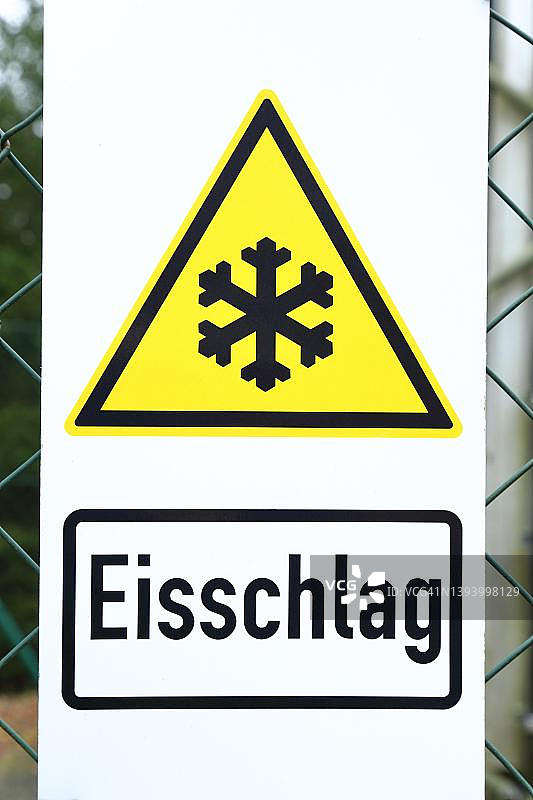 德国北莱茵-威斯特法伦州，无线电桅杆上冰坠警告标志图片素材
