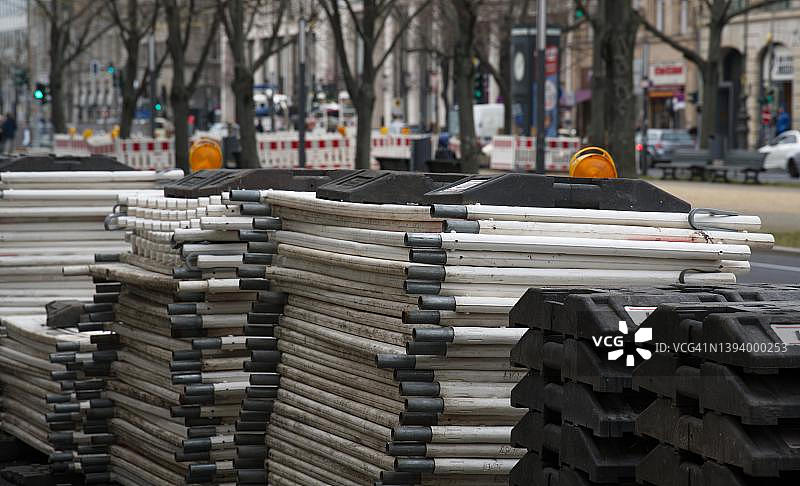 德国柏林菩提树下大街可能因道路封闭而设置的隔离栅栏图片素材
