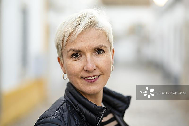 葡萄牙阿尔加维法鲁市中心金发女郎的肖像图片素材