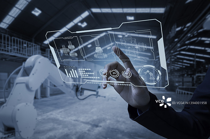 工程师指向HUD全息图来控制机械臂图片素材