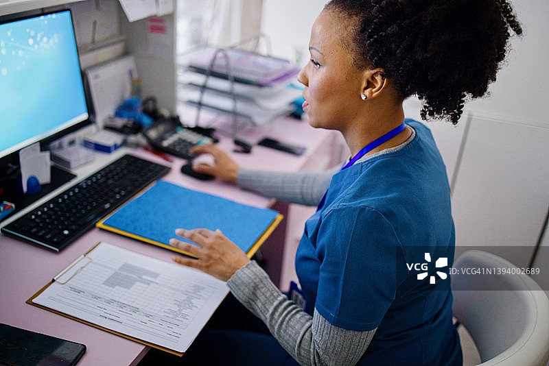 在私人诊所前台工作的护士图片素材