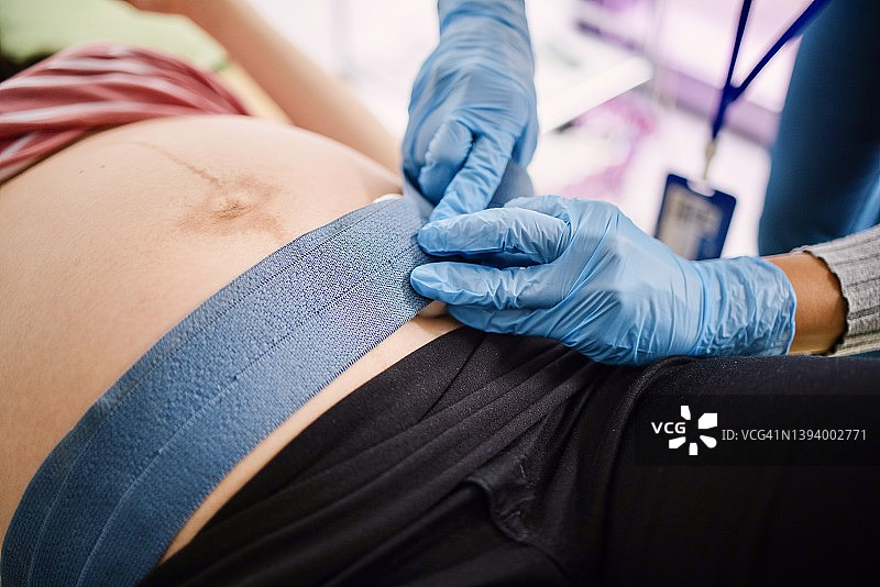 孕妇进行胎心监护图片素材