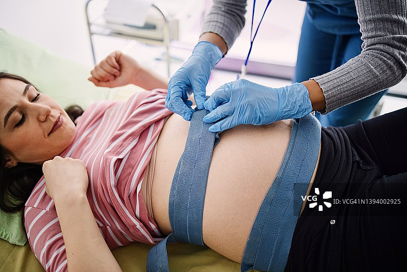 孕妇进行胎心监护图片素材