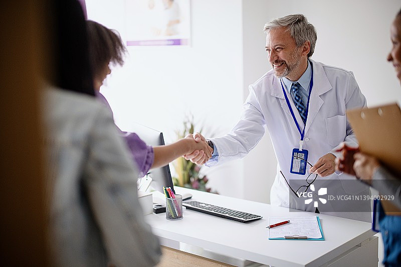 医生在办公室迎接患者图片素材
