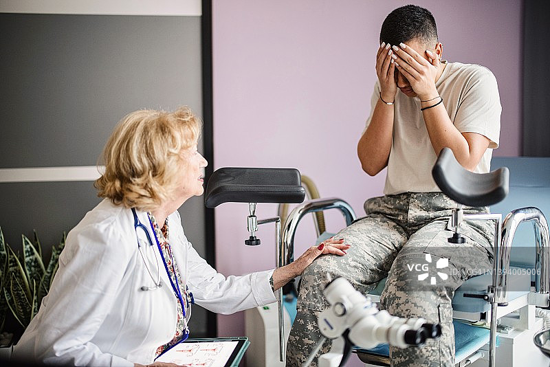 医护人员给予士兵病人支持和关爱图片素材