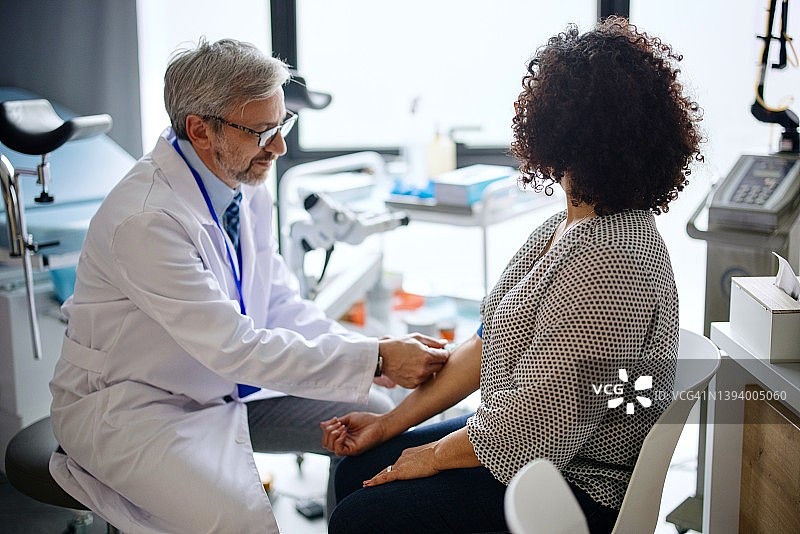 女人进行激素血液检查，检测更年期图片素材