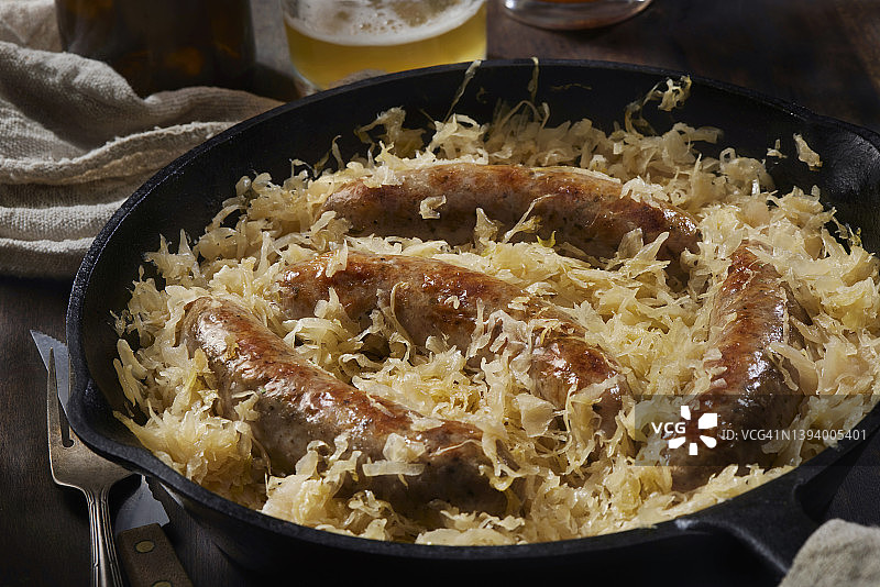 德国烤香肠和酸菜图片素材