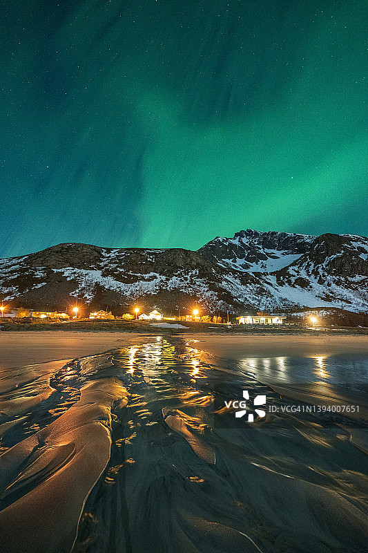 挪威海滩上的北极光图片素材