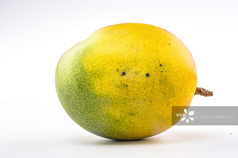 白色背景下的新鲜芒果图片素材