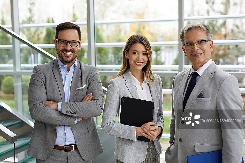 成功的商人在大厅里图片素材