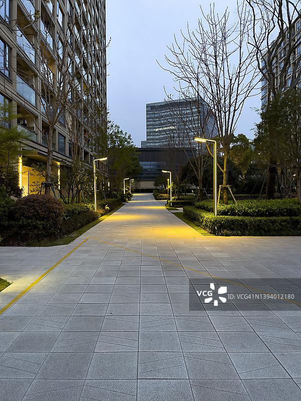 夜晚商业区现代建筑的照明效果图片素材