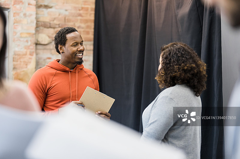 中年女演员在试镜前与选角导演交谈，显得有些紧张图片素材