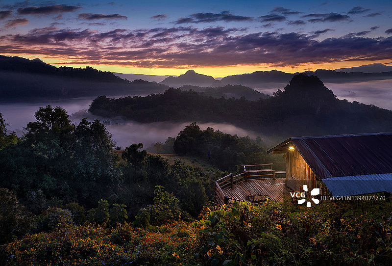雾气缭绕的清晨山脉，阳光明媚图片素材