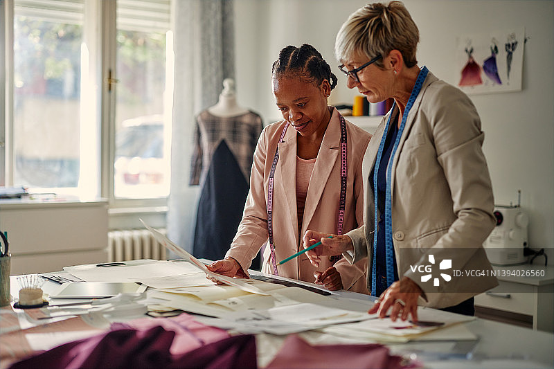 两位女企业家或时装设计师在工作室工作图片素材