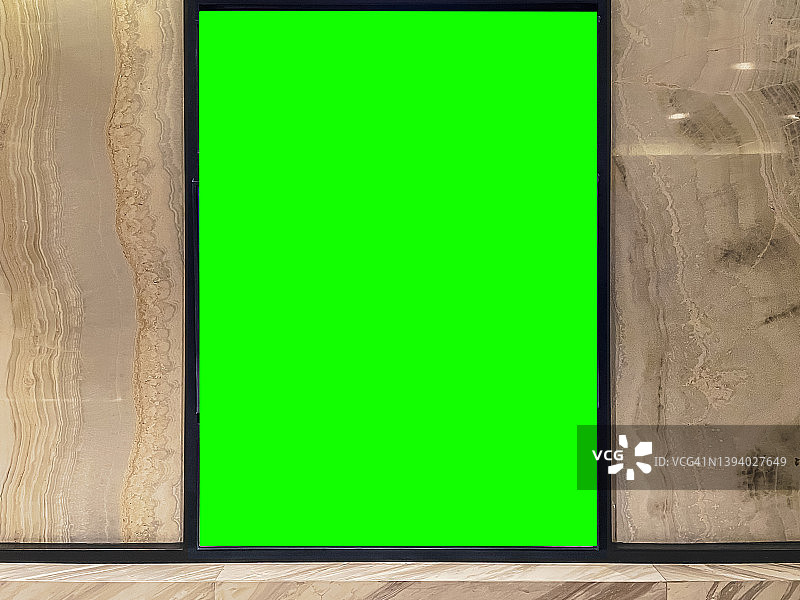 市中心购物中心、火车站、豪华酒店或机场环境中的中大型绿屏色度键营销广告牌，针对消费者、零售购物者、通勤者和游客图片素材