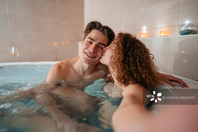 年轻情侣在热水浴缸里图片素材