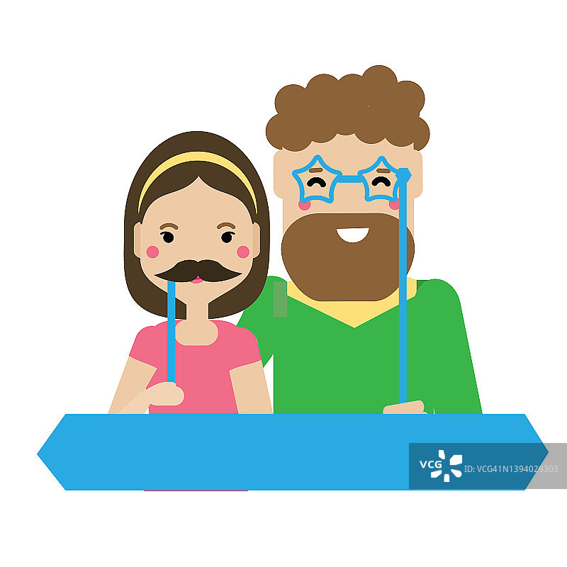 年轻夫妇带着拍照道具：小胡子和搞怪眼镜图片素材