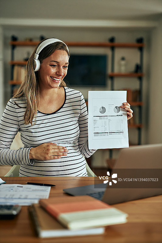 孕妇在家工作并进行视频通话图片素材