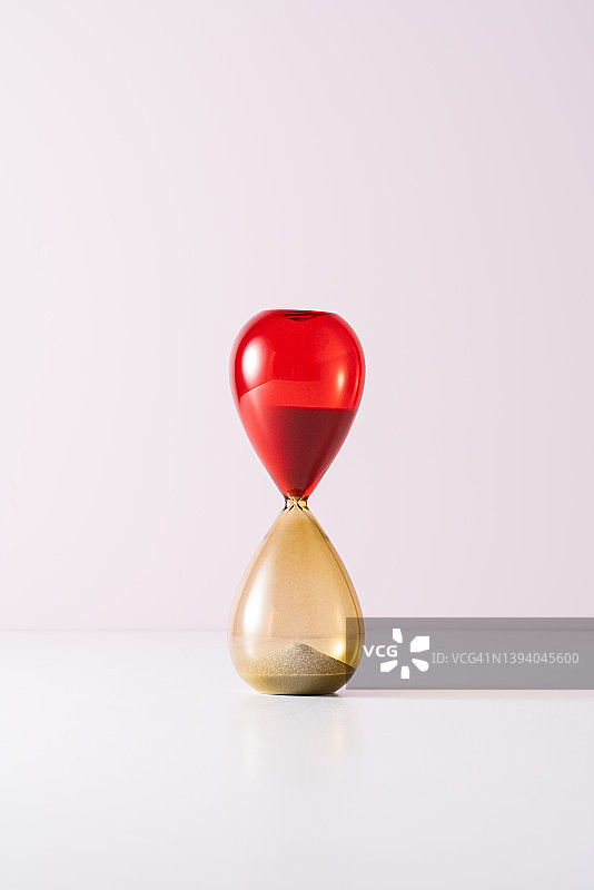 粉色背景上的红色沙漏图片素材