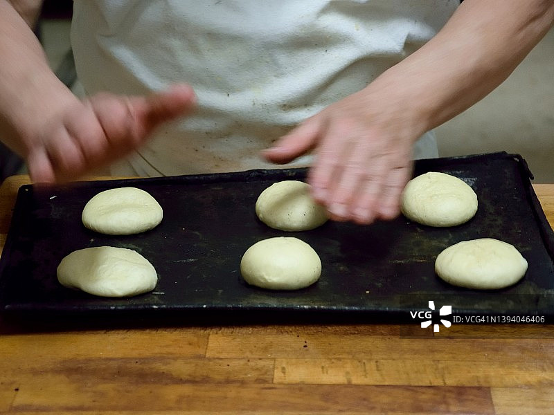 在面包店制作蛋糕图片素材