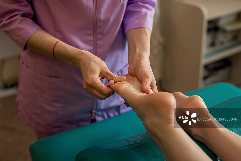 女士做足部按摩的手部特写图片素材