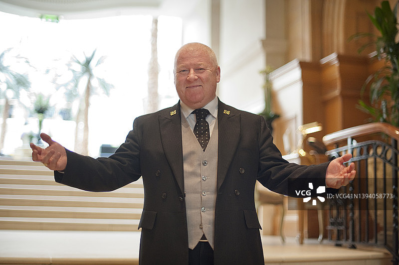 豪华五星级酒店的礼宾接待员图片素材