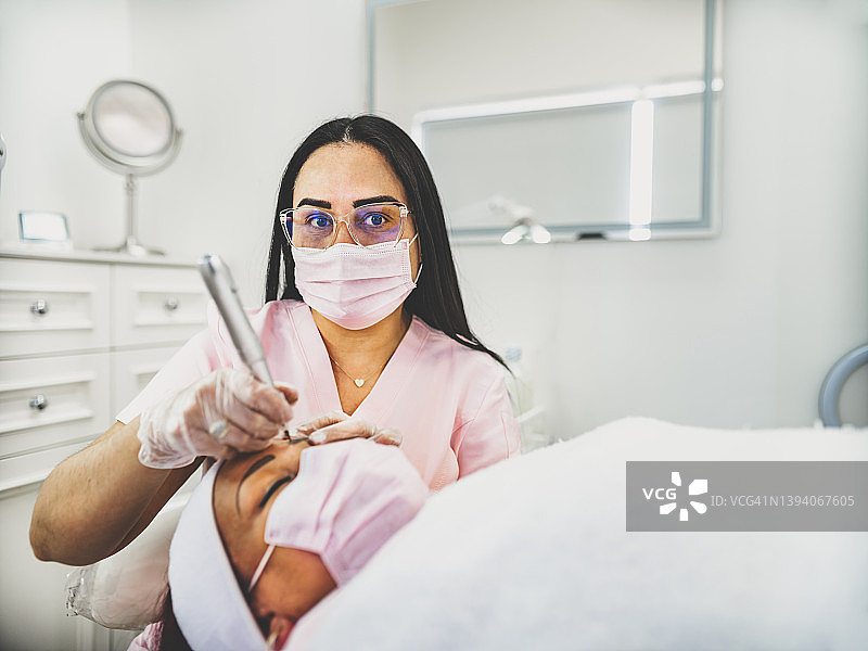 女美容师为顾客进行眉毛护理图片素材