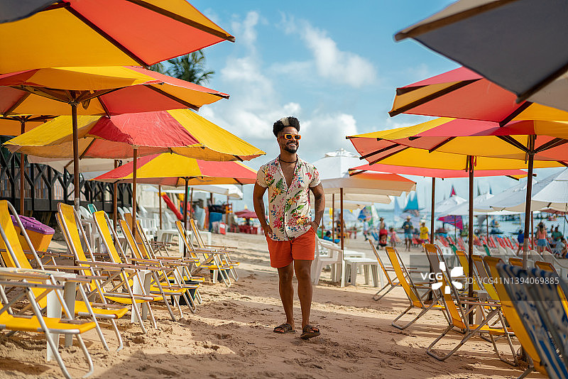 在加林哈斯港海滩的游客图片素材