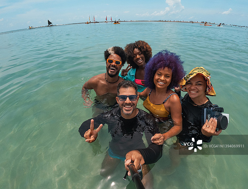 一群朋友在海上自拍图片素材