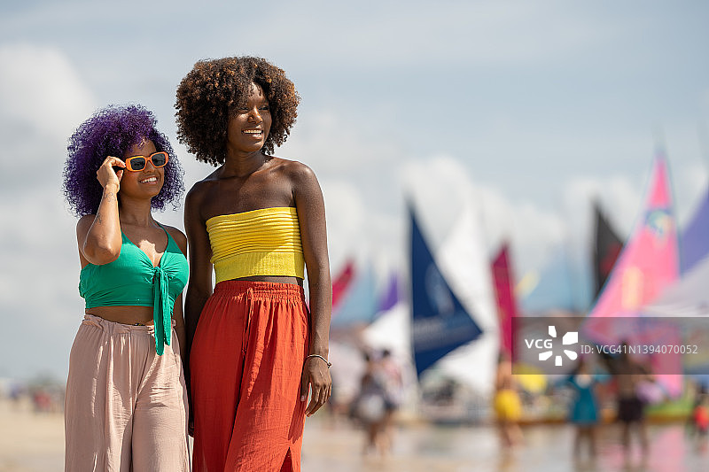 眺望海景的年轻女性图片素材