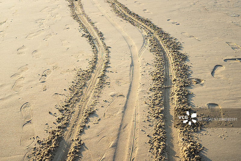 海滩上的汽车印记图片素材