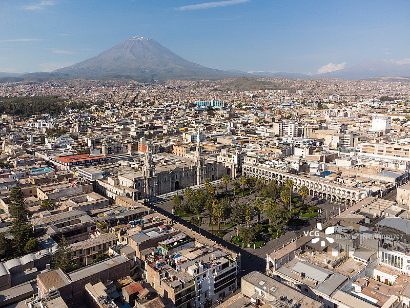 秘鲁阿雷基帕，阿玛斯广场和米斯蒂火山图片素材